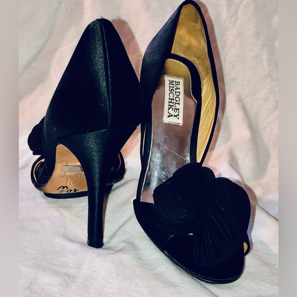 BADGLEY MISCHKA•SIZE-6•BLACK•HEELS•FLORAL ACCENT - Picture 2 of 16